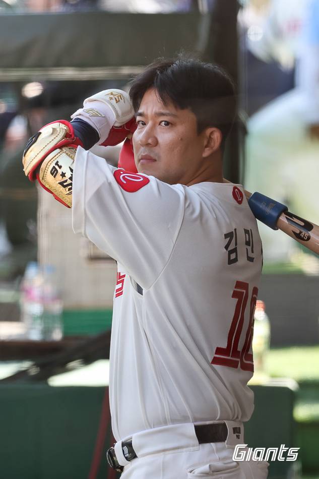 ▲ 롯데는 LG가 김민성과 2+1년 총액 9억원에 FA 재계약을 맺자 곧바로 트레이드를 감행, 내야수 김민수를 내주고 김민성을 데려왔다. ⓒ롯데 자이언츠