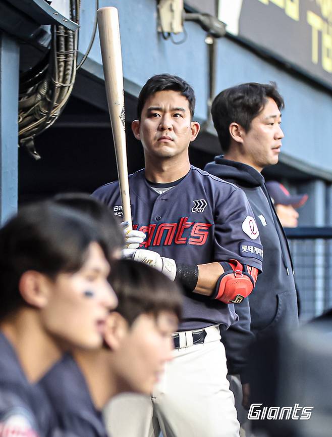 ▲ 국가대표 출신인 김민성은 넥센(현 키움) 시절이던 2013~2018년에 6년 연속 두 자릿수 홈런을 기록했던 선수로 공격과 수비 능력 모두 뛰어난 팔방미인으로 통했다. 2023년에는 LG에서 백업 내야수로 활약하면서도 타율 .249 8홈런 41타점으로 활약, LG 통합 우승의 밑거름이 되기도 했다. 통산 성적은 1731경기 타율 .268 1420안타 133홈런 733타점 52도루. ⓒ롯데 자이언츠