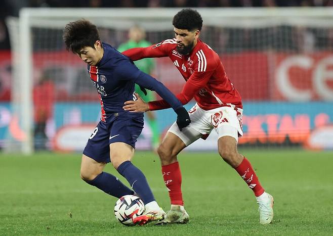 ▲ 이강인은 겨울 이적 시장 여러 구단의 관심을 받았지만, 루이스 엔리케 감독의 다목적 카드로 활용되고 있다. ⓒ연합뉴스/AFP/REUTERS