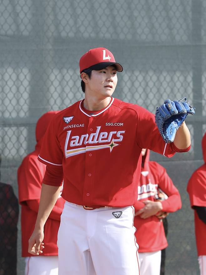 ▲ 공을 때리는 힘이 몰라보게 좋아졌다는 평가를 받는 정동윤은 체격 조건과 성장세 모두 호평을 받고 있다 ⓒSSG랜더스