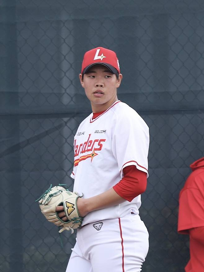 ▲ 장기적인 선발 자원으로 육성할 자격이 있음을 캠프에서 증명해 낸 SSG 신인 천범석 ⓒSSG랜더스