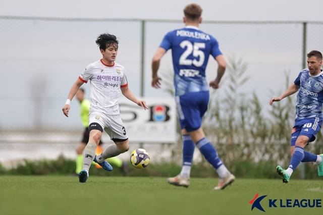 연습경기에 집중하는 홍철(왼쪽). /사진=한국프로축구연맹 제공