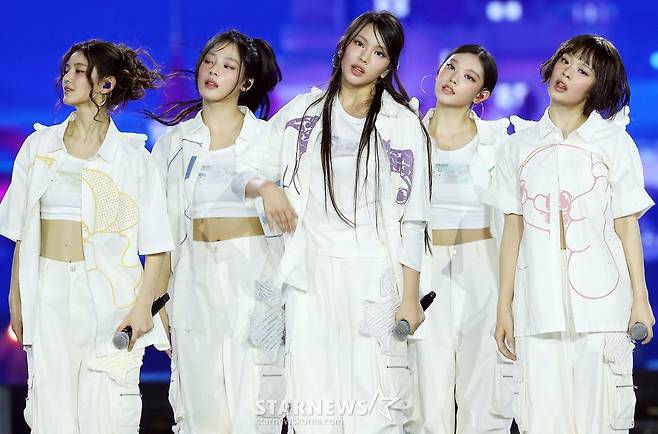 걸그룹 뉴진스(NewJeans)가 지난 27일 오후 태국 방콕 임팩트 챌린저 홀 1-2(IMPACT Challenger Hall 1-2)에서 진행된 '제 9회 아시아 아티스트 어워즈'(The 9th Asia Artist Awards, 이하 'AAA 2024')'에 참석해 멋진 무대를 선보이고 있다.   뉴진스는 이날 'AAA 2024'에서 대상 'AAA 올해의 가수'를 비롯해  '베스트 아티스트', '베스트 퍼포먼스' 등 3년 연속 대상 수상 및 3관왕의 영예를 안았다. /사진=김창현 chmt@