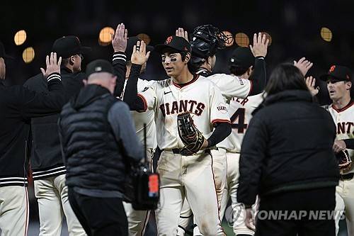 내셔널리그 서부지구가 더욱 치열해졌다. 부상에서 돌아온 이정후(가운데)가 샌프란시스코 선전을 위해 활약해야 할 2025시즌이다. 연합뉴스 AP