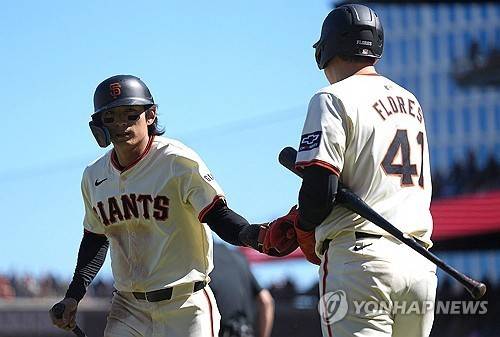 내셔널리그 서부지구가 더욱 치열해졌다. 부상에서 돌아온 이정후(왼쪽 첫 번째)가 샌프란시스코 선전을 위해 활약해야 할 2025시즌이다. 연합뉴스 AFP