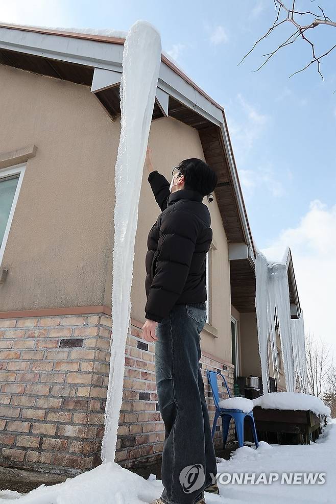 지붕에서 땅까지…3.5ｍ 대형 고드름 (고창=연합뉴스) 나보배 기자 = 10일 오전 전북 고창군 고창읍의 한 주택에 3.5ｍ 높이의 고드름이 얼어 있다. 2025.2.10 warm@yna.co.kr