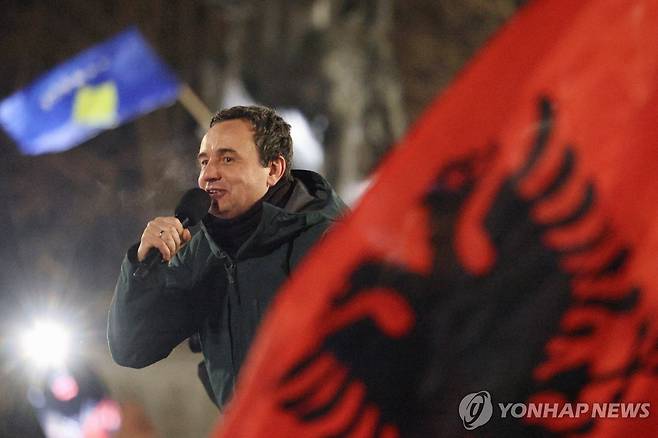 총선 승리 연설하는 쿠르티 총리 (프리슈티나 로이터=연합뉴스) 코소보 총리이자 집권당인 자결당(LVV) 대표인 알빈 쿠르티가 10일(현지시간) 수도 프리슈티나에서 지지자들에게 총선 승리 연설을 하고 있다. 2025.02.10 photo@yna.co.kr