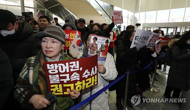 인권위에서 피켓 시위하는 윤 대통령 지지자들 (서울=연합뉴스) 김인철 기자 = 윤석열 대통령 지지자들이 10일 서울 중구 국가인권위원회(인권위)에서 열리는 '2025년 제2차 전윈위원회'를 앞두고 로비에 모여 피켓 시위를 하고 있다. 2025.2.10 [공동취재] yatoya@yna.co.kr
