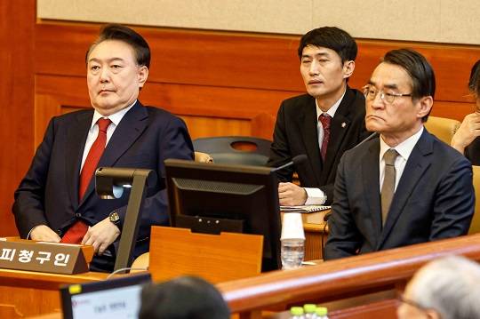 윤석열 대통령이 11일 서울 종로구 헌법재판소에서 열린 '윤석열 대통령 탄핵심판 7차 변론'에 출석 하고 있다. 사진=뉴시스