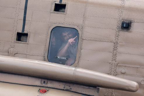 하마스에 납치됐던 오르 레비(Or Levy)가 가자지구에서 석방된 후 치료를 위해 병원으로 이송되고 있다.(사진=AFP)