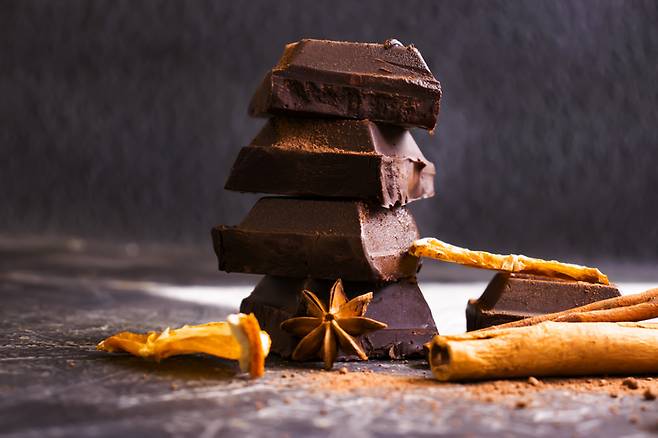 카카오 함량이 70% 이상인 다크 초콜릿은 건강에 여러 가지 이점이 있다. [사진=게티이미지뱅크]