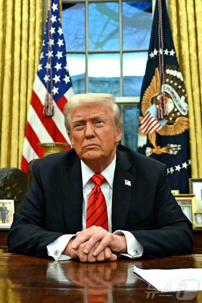 도널드 트럼프 미국 대통령이 10일(현지시간) 워싱턴 백악관에서 미국에 수입되는 철강과 알루미늄 제품에 25%의 관세를 부과하는 포고문에 서명을 한 뒤 취재진을 만나고 있다. 2025.02.11 ⓒ AFP=뉴스1 ⓒ News1 우동명 기자