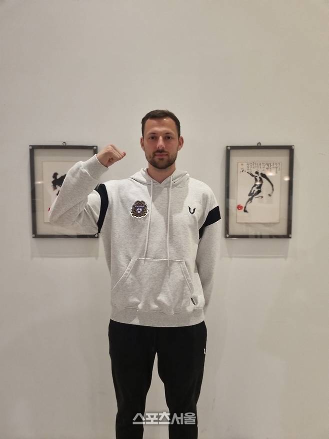 안양 토마스가 남해 숙소에서 본지와 인터뷰를 마친 뒤 포즈를 취하고 있다. 사진 | 남해=박준범기자