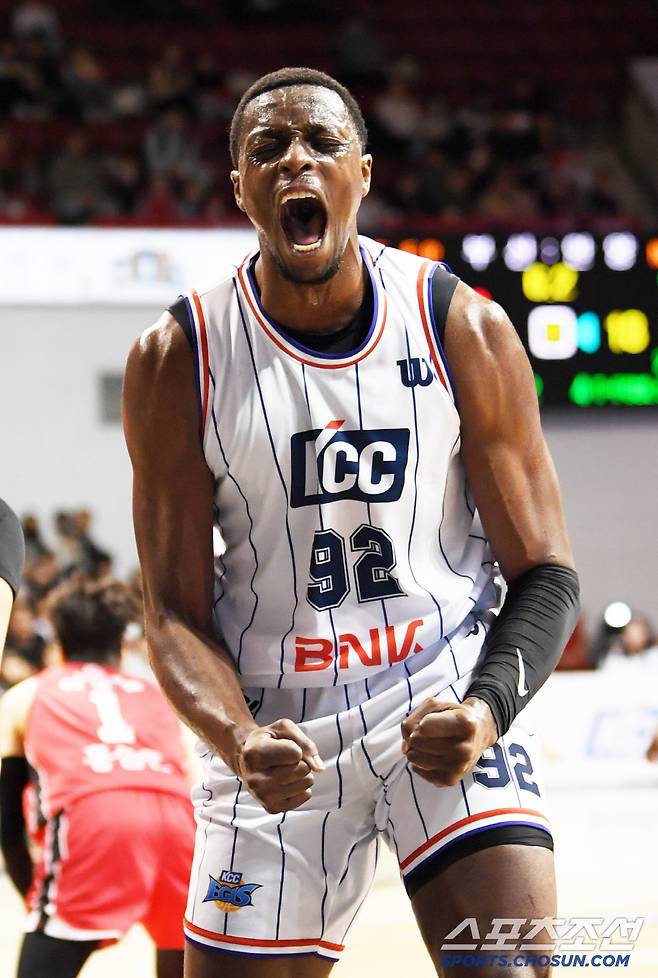 1쿼터 드리블 실책 후 분노를 표출하는 라렌