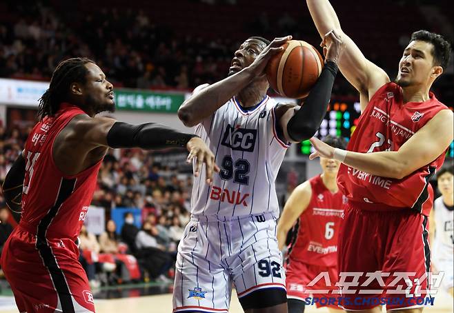 맞트레이드 상대 버튼 수비에 막혀 고전한 라렌