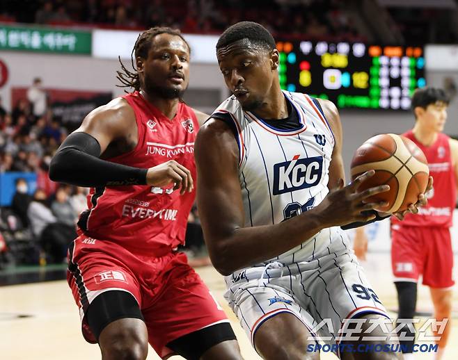 10일 안양실내체육관에서 열린 안양 정관장과 부산 KCC의 경기. KCC 라렌이 정관장 버튼을 앞에 놓고 돌파를 시도하고 있다. 안양=박재만 기자 pjm@sportschosun.com/2025.02.10/