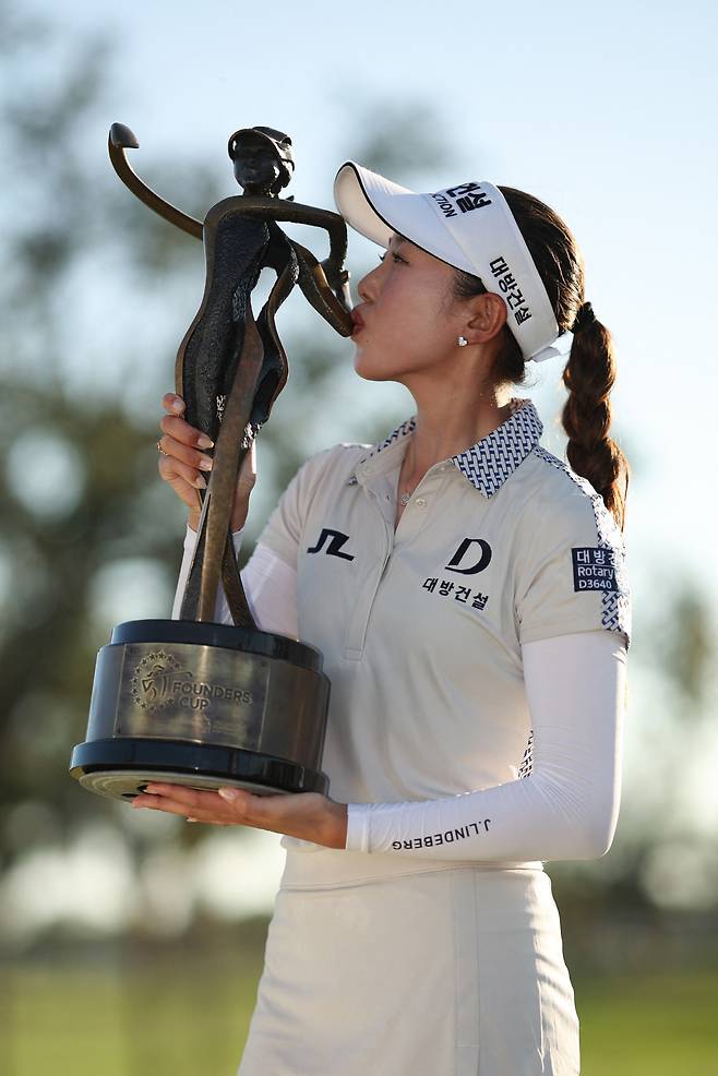 BRADENTON, FLORIDA - FEBRUARY 09: Yealimi Noh of the United States poses for photo with the trophy after winning the Founders Cup presented by U.S. Virgin Islands 2025 at Bradenton Country Club on February 09, 2025 in Bradenton, Florida.   James Gilbert/Getty Images/AFP (Photo by James Gilbert / GETTY IMAGES NORTH AMERICA / Getty Images via AFP)







<저작권자(c) 연합뉴스, 무단 전재-재배포, AI 학습 및 활용 금지>