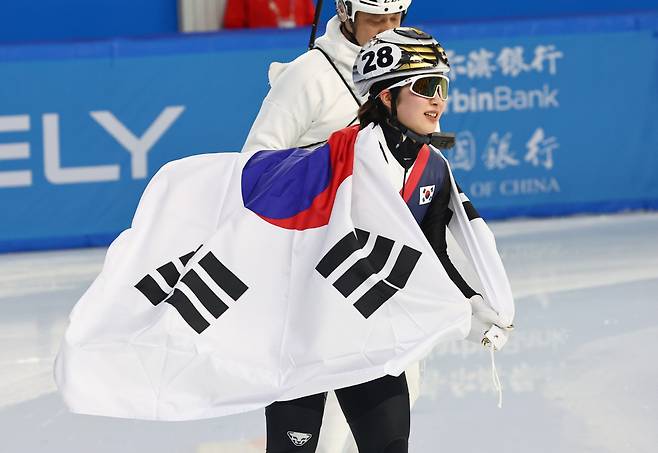 김길리가 2025 하얼빈아시안게임 여자 쇼트트랙 1500m에서 금메달을 딴 뒤 기뻐하고 있다. 연합뉴스