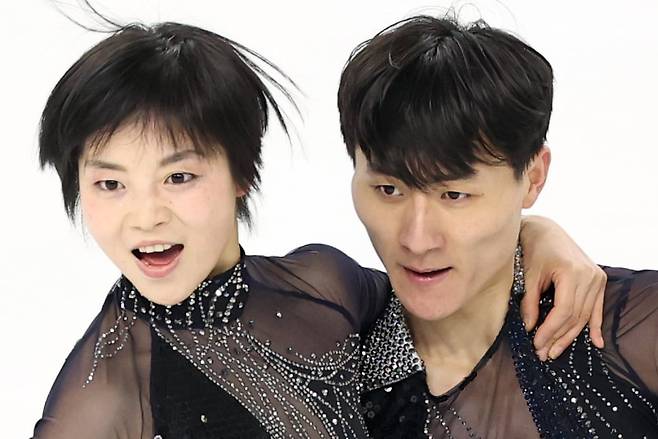 하얼빈 동계아시안게임에 출전하는 북한 피겨 페어 렴대옥, 한금철이 10일(현지시각) 중국 헤이룽장성 하얼빈 빙상훈련센터 다목적홀에서 훈련하고 있다. /뉴스1