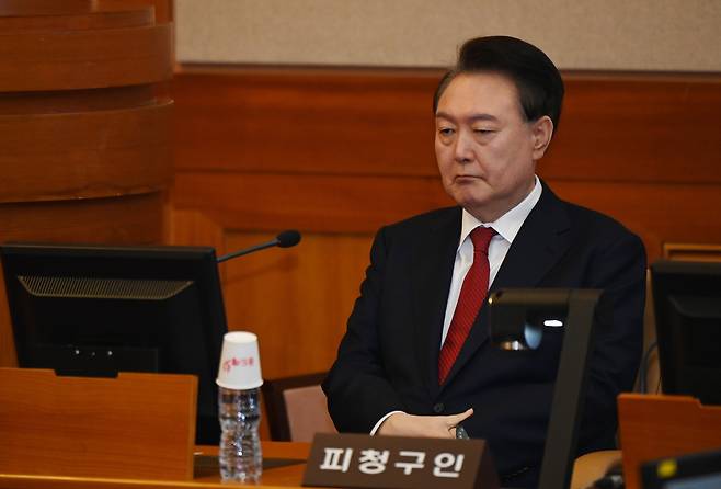 윤석열 대통령이 지난 6일 오전 서울 종로구 헌법재판소 대심판정에서 열린 탄핵심판 6차 변론기일에 출석해 생각에 잠겨 있다. /뉴스1