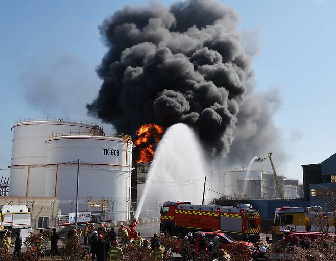 10일 오전 울산시 온산읍 처용리 유나이티드터미널코리아에서 유류 저장탱크가 폭발해 화염과 검은 연기가 치솟는 가운데 소방당국이 대용량포방사시스템을 이용해 진화 작업을 벌이고 있다. /연합뉴스