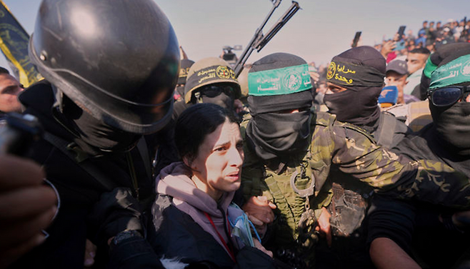 이스라엘 민간인 여성 인질 아르벨 예후드가 지난달 30일 칸유니스에서 풀려나고 있다. ⓒAP/뉴시스