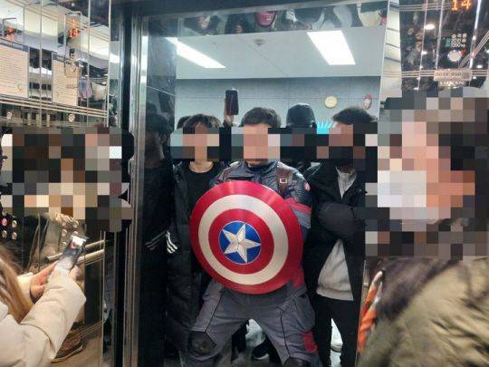 윤석열 대통령 지지자들이 서울 종로구 인권위 건물 14층 엘리베이터 앞을 막고 서 있다. 뉴시스