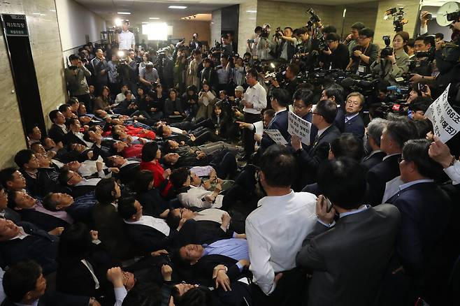 자유한국당 의원들이 2019년 4월26일 저녁 고위공직자수사처 설치 입법안 등을 처리할 사법개혁특별위원회가 열릴 예정인 국회 회의실 앞을 점거하며 이상민 위원장 등 참석자 진입을 막고 있다. 강창광 기자 chang@hani.co.kr