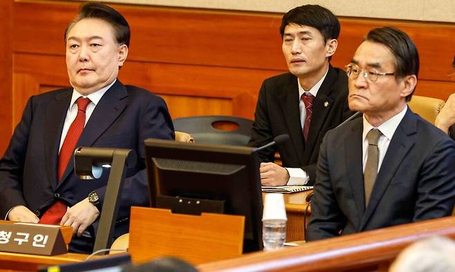 윤석열 대통령이 11일 서울 종로구 헌법재판소에서 열린 \\\'윤석열 대통령 탄핵심판 7차 변론\\\'에 출석하고 있다. 사진공동취재단