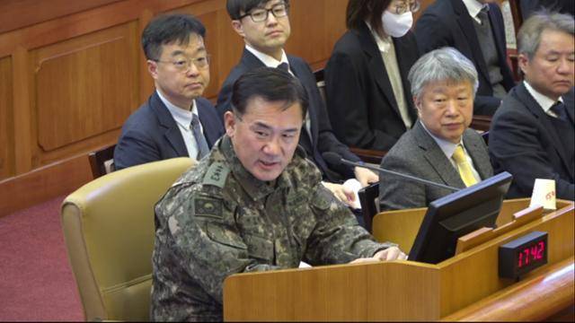 여인형 전 국군방첩사령관이 4일 서울 종로구 헌법재판소에서 열린 윤석열 대통령 탄핵심판 5차 변론기일에 증인으로 출석해 발언하고 있다. 뉴시스