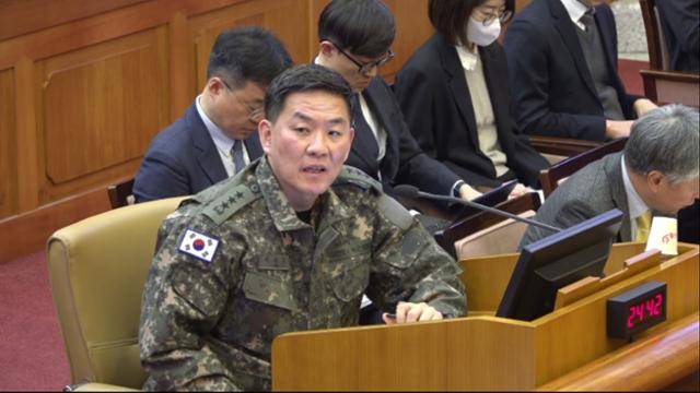 이진우 전 수도방위사령관이 4일 서울 종로구 헌법재판소에서 열린 윤석열 대통령 탄핵심판 5차 변론에 증인으로 출석해 발언하고 있다. 뉴시스