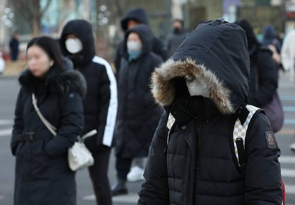 한파가 기승을 부리며 서울의 체감온도가 영하 18.7도까지 떨어진 지난 4일 오전 서울 종로구 광화문네거리에서 시민들이 이동하고 있다. [사진=연합뉴스]