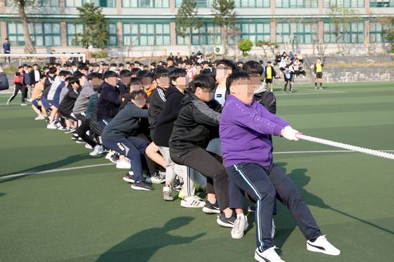 서울장충고등학교 공학 전환 이전인 2021년 체육대회 때 남학생들이 운동장에서 줄다리기를 하고 있는 모습. 사진 장충고등학교