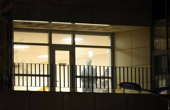 지난 10일 오후 대전의 한 초등학교에서 40대 여교사가 7살 여학생을 흉기로 찔러 살해하는 사건이 발생했다. 사진은 이 학교 2층 시청각실에서 현장검증하고 있는 경찰. 연합뉴스