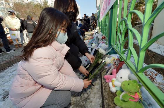 대전의 한 초등학교에서 40대 여교사가 1학년 김하늘(7)양을 흉기로 살해한 충격적인 사건이 발생한 가운데 11일 오후 하늘양이 다니던 학교를 찾은 선배들이 후배를 추모하고 있다. 김성태 객원기자