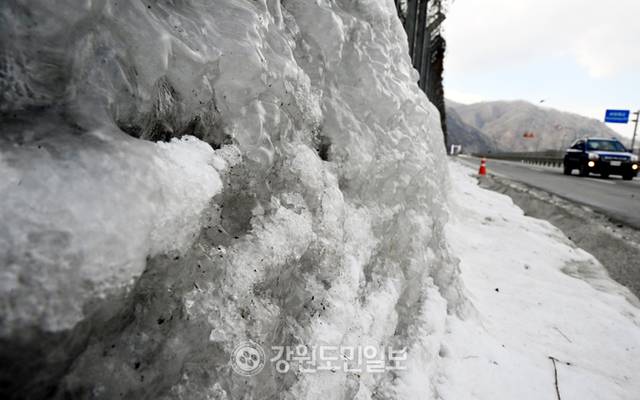 ▲ 강원지역에 영하 10도 이하의 한파가 이어지고 있는 가운데 지난 10일 춘천 서면 도로변에 얼음이 남이 있다. 김정호