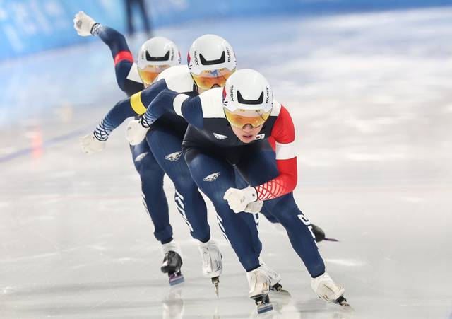 ▲ 11일 중국 하얼빈 헤이룽장 빙상훈련센터 스피드스케이팅 오벌에서 열린 하얼빈 동계아시안게임 스피드스케이팅 남자 팀추월에 출전한 정재원, 박상언, 이승훈이 질주하고 있다. 연합뉴스
