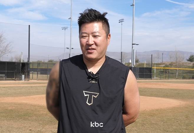 ▲ KIA 타이거즈 최형우가 스프링캠프가 열리고 있는 미국 캘리포니아주 어바인 그레이트파크 베이스볼 컴플렉스에서 KBC 취재진과 인터뷰를 하고 있다