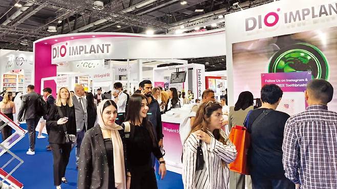 지난 4일부터 6일까지 아랍에미리트(UAE) 두바이에서 열린 ‘국제 치의학 콘퍼런스’에서 참가자들이 디오임플란트 부스를 둘러보고 있다.   디오 제공