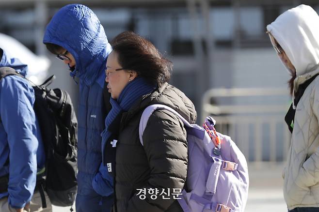 서울 광화문 광장에서 두꺼운 옷차림을 한 시민들이 걸어가고 있다. 정효진 기자
