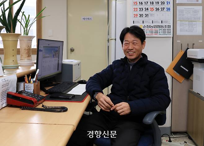 두지마을 이장 이용희씨가 마을 인근의 주공아파트 관리사무소에서 일을 하고 있다. | 서성일 선임기자