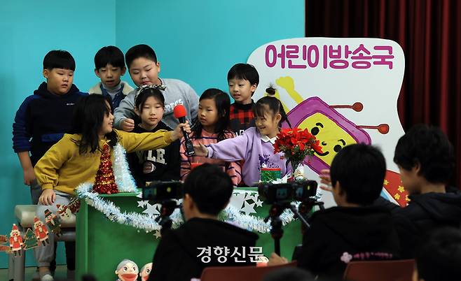 전북 순창군 풍산초등학교 학생들이 지난달 19일 풍산초 강당에서 열린 ‘예술제’에서 자신이 만든 영상을 공개한 후 제작 소감을 발표하고 있다.  | 서성일 선임기자