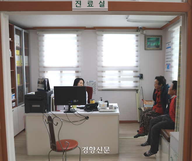 두지마을과 대가마을 사이에 있는 ‘오산 보건진료소’에서 두지마을 어르신들이 진료를 받고 있다. 간호사인 보건진료소장은 감기와 같은 1차 질환을 진료한다. | 서성일 선임기자