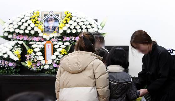 Friends of Kim Ha-neul, a 7-year-old girl who was allegedly stabbed to death by a teacher, visit her memorial altar at Konyang University Hospital in Daejeon on Feb. 11. [NEWS1]