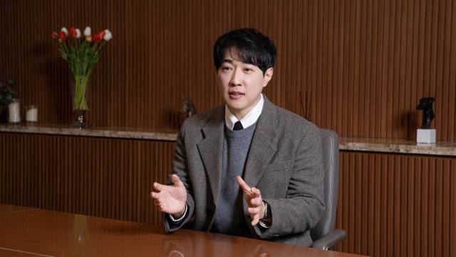 인기 웹소설 '상남자'를 집필한 김태궁 LG디스플레이 책임연구원이 4일 서울 강서구 마곡동 LG사이언스파크에서 국민일보와 인터뷰하고 있다. LG디스플레이 제공.