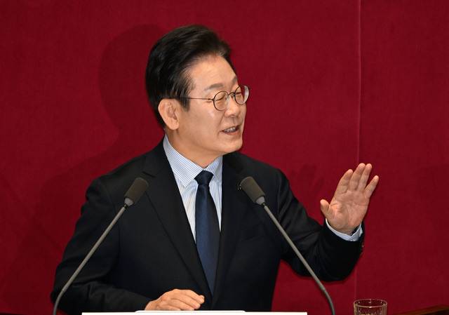 이재명 더불어민주당 대표가 10일 국회 본회의에서 더불어민주당 교섭단체 대표연설을 하면서 국민의힘 의원들에게 발언 자제를 요구하고 있다.  최현규 기자