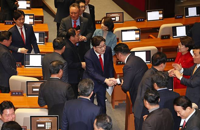 국민의힘 권성동 원내대표가 11일 서울 여의도 국회에서 열린 본회의에서 교섭단체 대표 연설을 마친 뒤 퇴장하며 여당 의원들과 인사하고 있다.  [사진출처=연합뉴스]