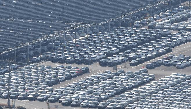 11일 오후 현대자동차 울산공장 수출선적부두 옆 야적장에 완성차들이 대기하고 있다. [사진 = 연합뉴스]