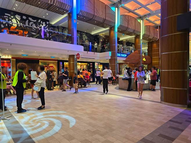 크루즈 안에서 전 세계 각국의 사람들을 만날 수 있다/ 사진=김혜성 여행+ 기자