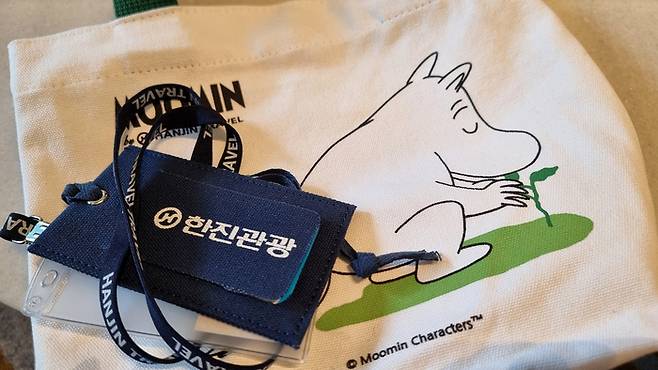 크루즈 승선 전 한진관광 측에서 나눠준 카드 목걸이/ 사진=김혜성 여행+ 기자